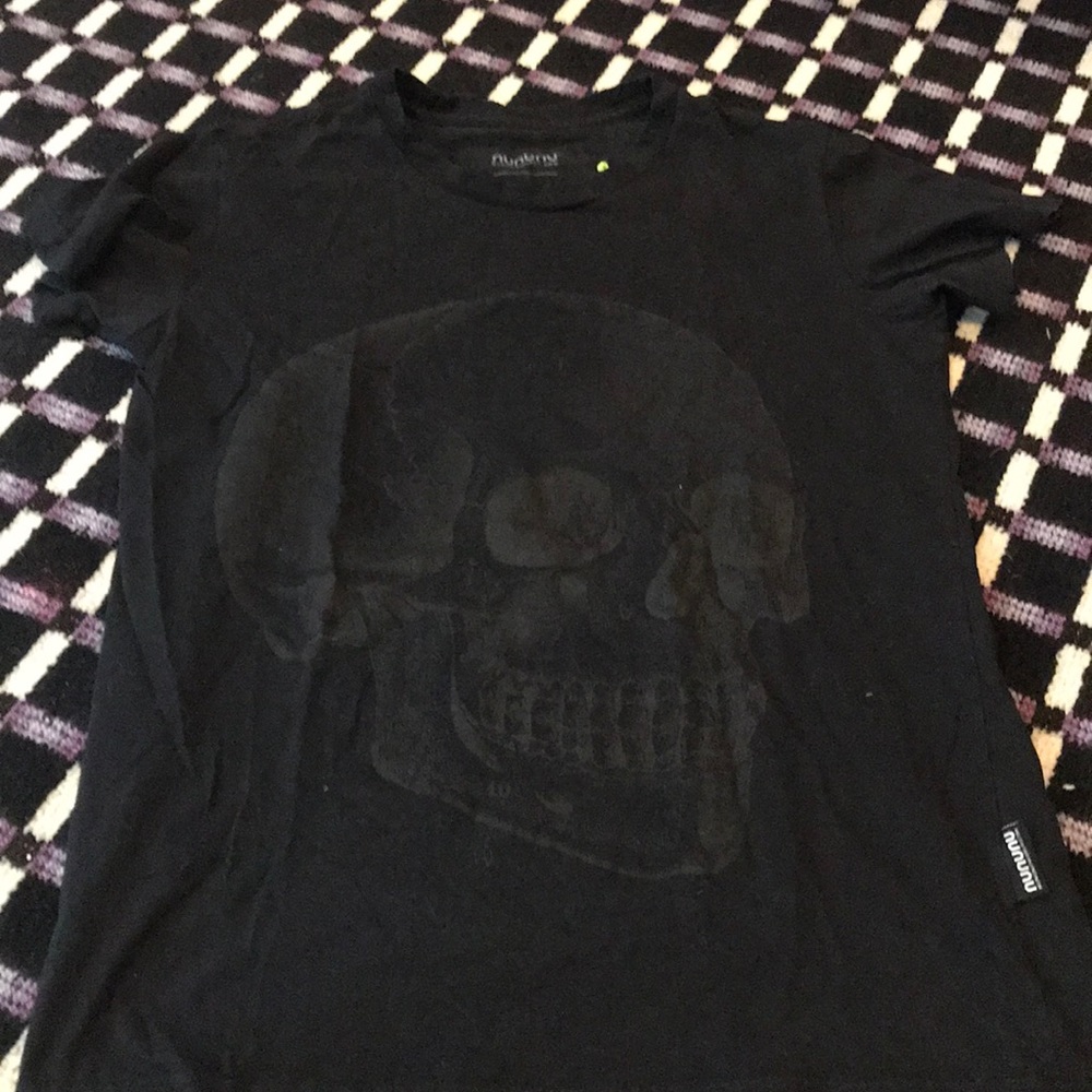 Black tee with a skull print